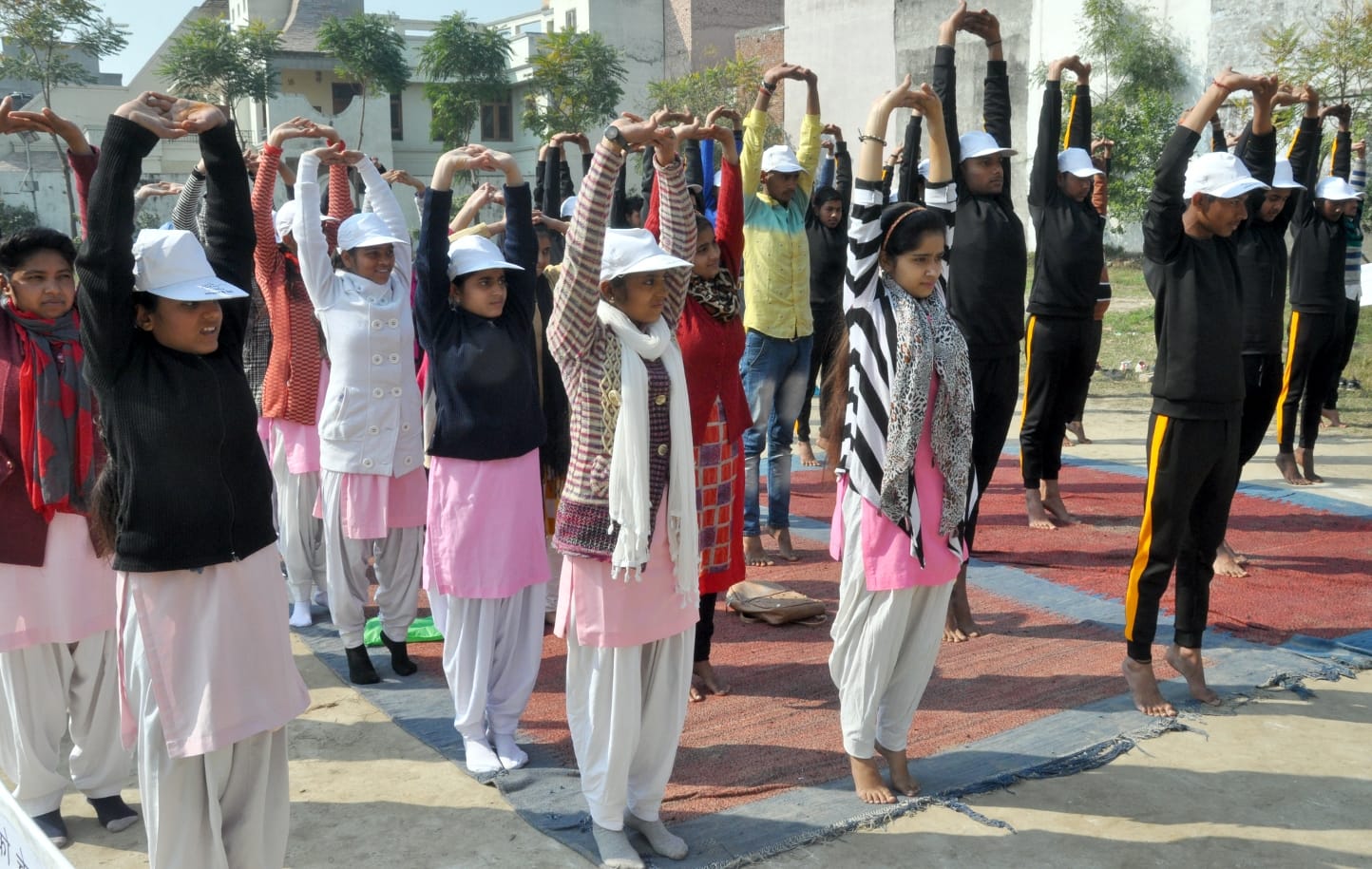 शामली वीवी डिग्री कॉलेज में आयोजित एनएसएस शिविर में योगाभ्यास करते छात्र छात्राएं शामली वीवी डिग्री कॉलेज में आयोजित एनएसएस शिविर में योगाभ्यास करते छात्र छात्राएं