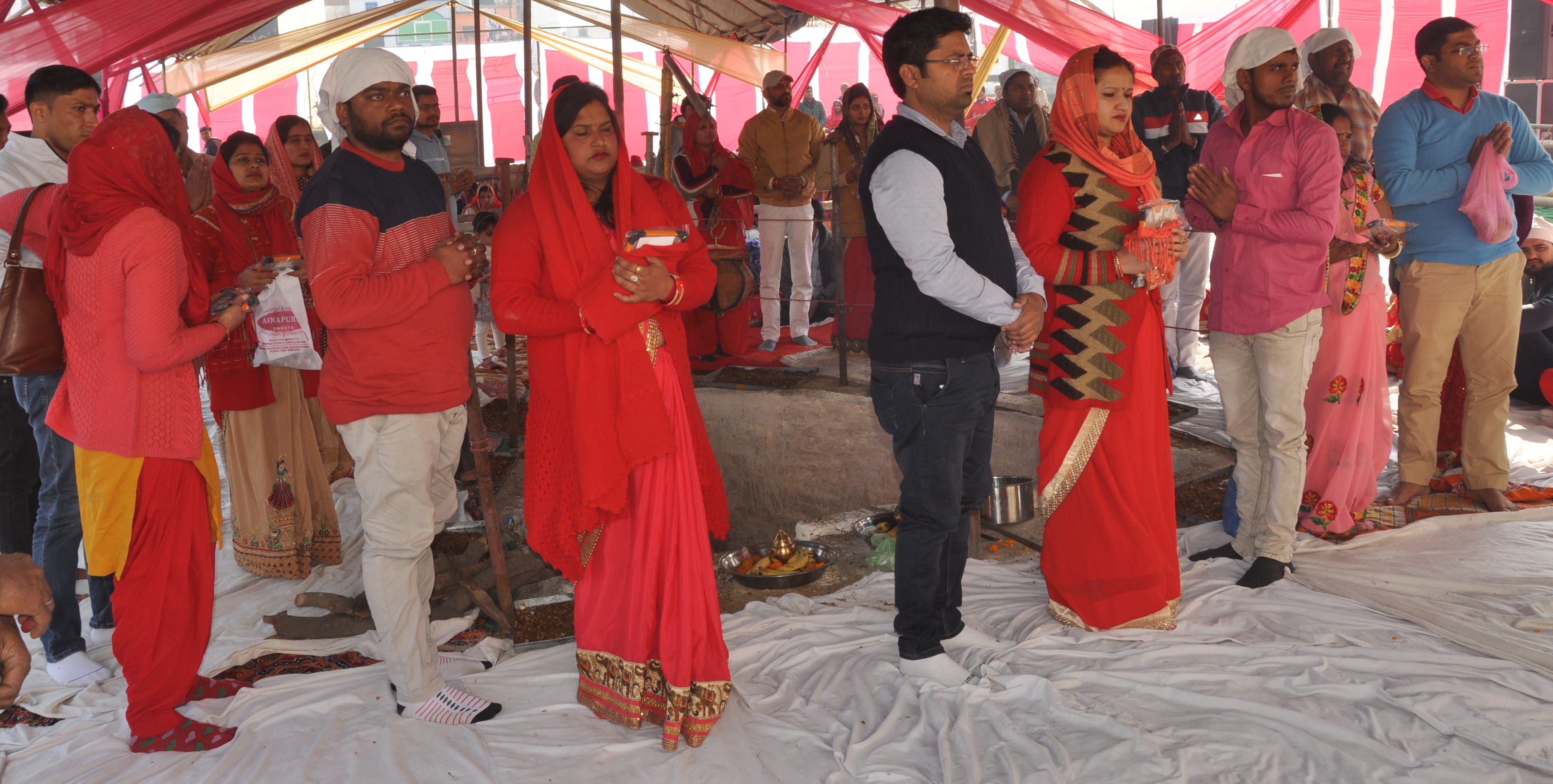 शामली काका नगर में सर्वकामना सिद्व संकटमोचन माहाज्ञग में भाग लेते श्रद्वांलू शामली काका नगर में सर्वकामना सिद्व संकटमोचन माहाज्ञग में भाग लेते श्रद्वांलू