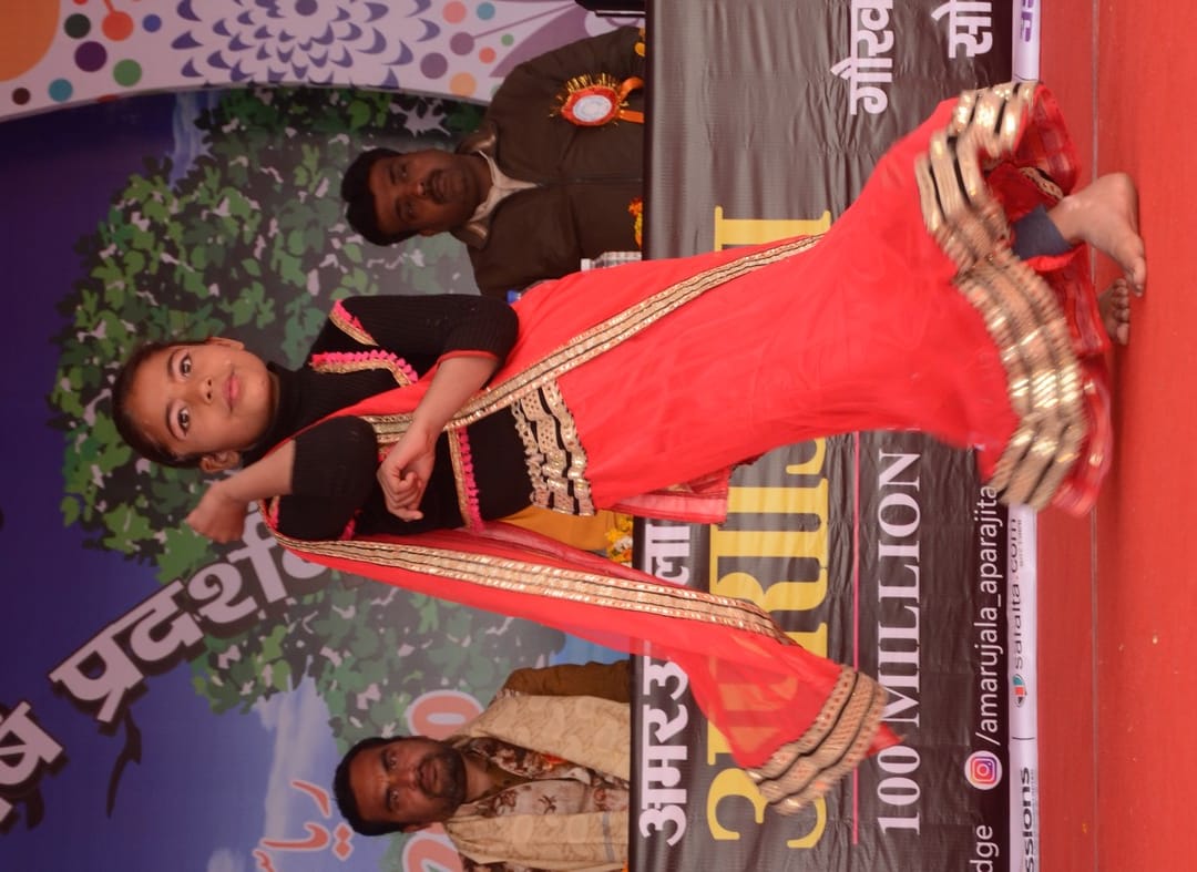 रंगीलो म्हारो ढोलना गाने पर प्रस्तुति देती चारू रंगीलो म्हारो ढोलना गाने पर प्रस्तुति देती चारू