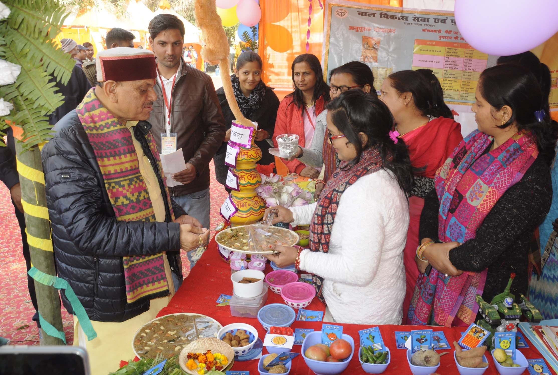 हादीहाल में उद्यम समागम एवं ओडीओपी खाद्य संस्करण प्रदर्शनी का निरीक्षण करते पूर्व विधायक हरिप्? हादीहाल में उद्यम समागम एवं ओडीओपी खाद्य संस्करण प्रदर्शनी का निरीक्षण करते पूर्व विधायक हरिप्?
