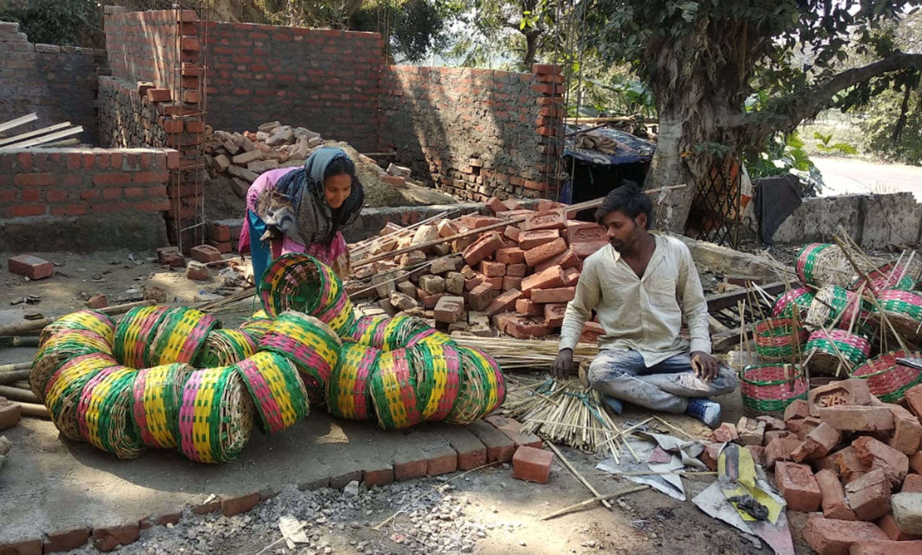 कासगंज सोरों के होडलपुर में कांवड़ तैयार करते कारीगर कासगंज सोरों के होडलपुर में कांवड़ तैयार करते कारीगर