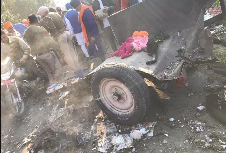 धमाके से ट्रैक्टर ट्राली के परखच्चे उड़े।
