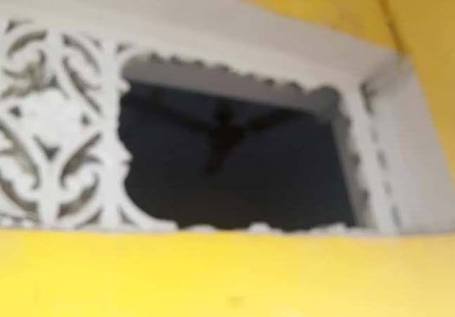 रानीगंज के शिवशक्ति हनुमान मंदिर में चोरों द्वारा तोड़ी गयी खिड़की।