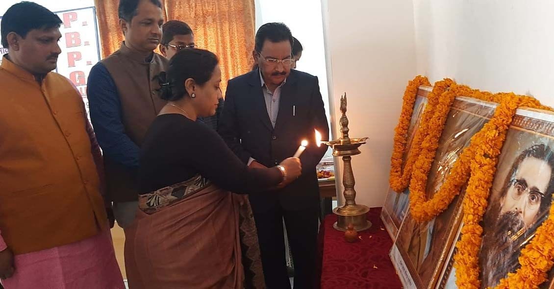 पीबीपीजी कालेज में आयोजित किशोर किशोरी प्रबोधन सम्मेलन का दीप जलाकर शुभारम्भ करती डा0 शिवानी मा?