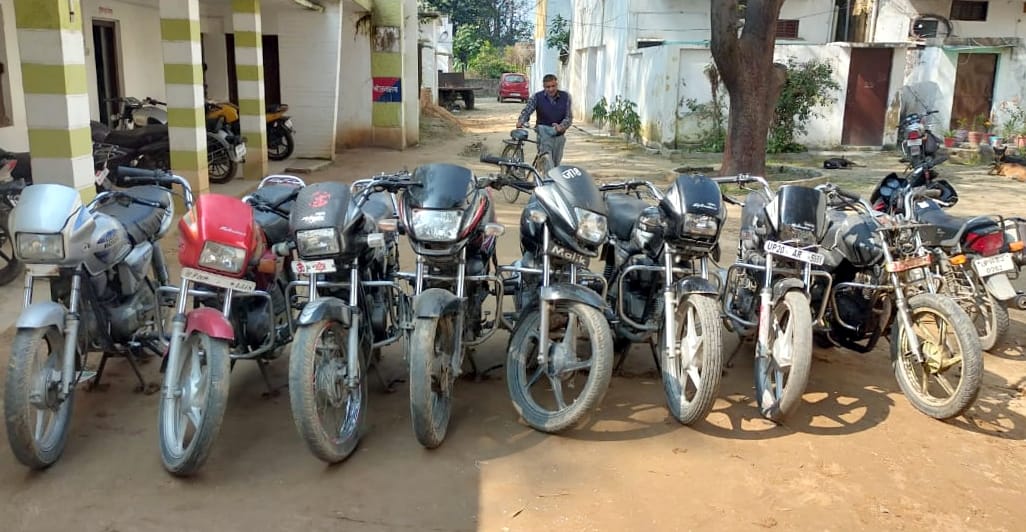 बिजनौर: हल्दौर थाने में खड़ी चोरों से बरामद बाइक। बिजनौर: हल्दौर थाने में खड़ी चोरों से बरामद बाइक।