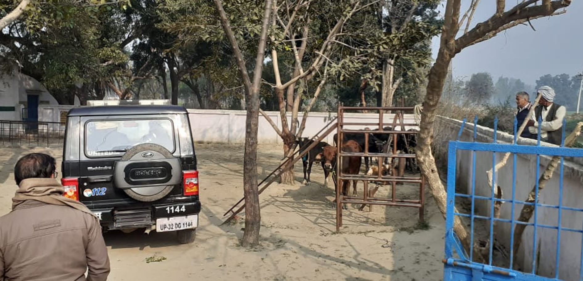 कासगंज सिढ़पुरा के किलौनी में गोवंश को बंधक बनाए जाने की सूचना पर पहुंची यूपी 112 पुलिस