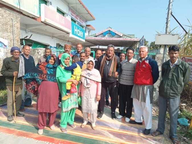 दियोली सोसायटी खाता धारकों की अमानत न मिलने पर बैठक के दौरान ग्रामीण।