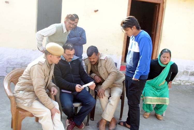 ग्वालपत्थर में छात्रा के घर पर सुसाइड नोट की जांच करते पुलिस अधिकारी।