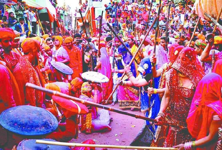 Mathura Holi News: Lathmar Holi Celebrations In Barsana Today - बरसाना में लट्ठमार  होली: आज बरसेगा लाठियों से प्रेम रस, गुलजार होंगी रंगीली गलियां - Amar  Ujala Hindi News Live