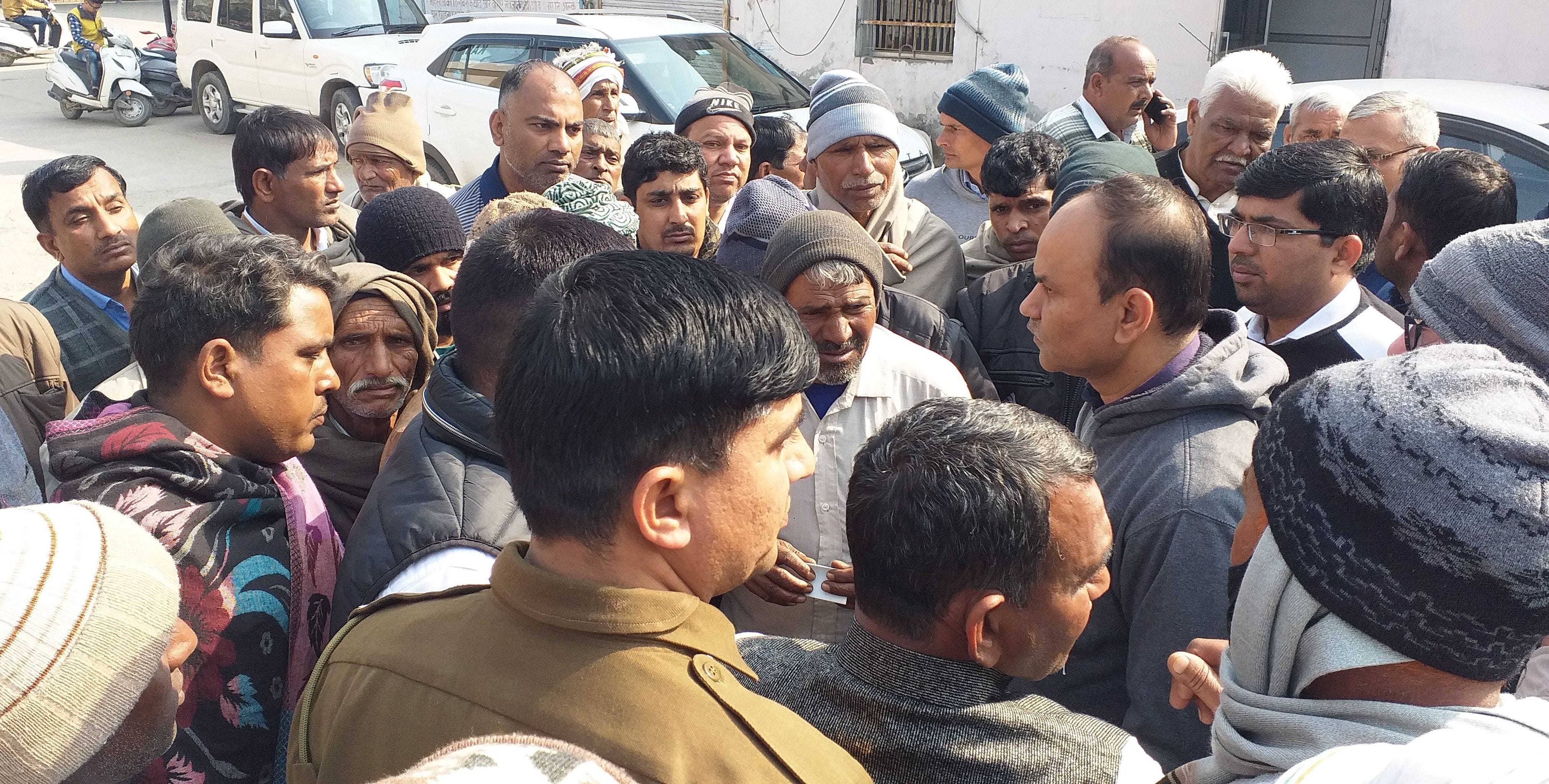 नागरिक अस्पताल में मृतक सुनील की मौत मामले में बिजली निगम के अधिकारियों से बातचीत करते हुए कर्मच? नागरिक अस्पताल में मृतक सुनील की मौत मामले में बिजली निगम के अधिकारियों से बातचीत करते हुए कर्मच?