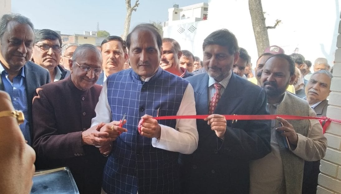 बाबरी के के सूरज देवी मैमोरियल राजकीय चिकित्सालय का फीता काट कर शुभारंभ करते गन्नामंत्री सुरेश ?