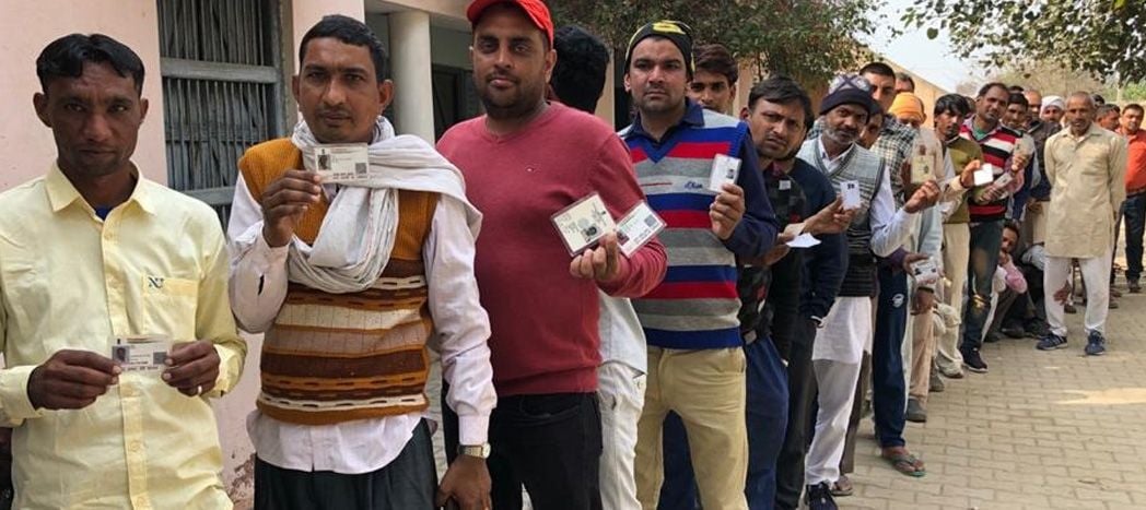 घसो कलां मतदान केंद्र पर अपनी बारी का इंतजार में मतदाता। घसो कलां मतदान केंद्र पर अपनी बारी का इंतजार में मतदाता।
