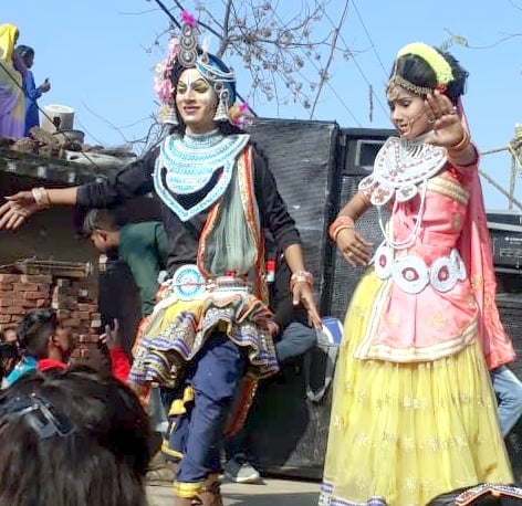 चंदक में संत रविदास जयंती पर निकाली गई शोभयात्रा में नृत्य करते कलाकार। चंदक में संत रविदास जयंती पर निकाली गई शोभयात्रा में नृत्य करते कलाकार।