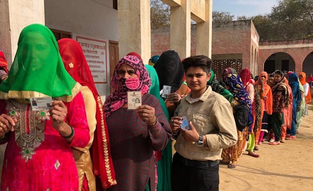 डूमरखा खुर्द में मतदान केंद्र पर लगी महिलाओं की लाइन। डूमरखा खुर्द में मतदान केंद्र पर लगी महिलाओं की लाइन।