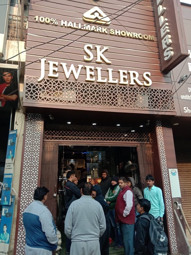 ---फोटो 2 : रात को इस शोरूम को चोरों ने बनाया निशाना।