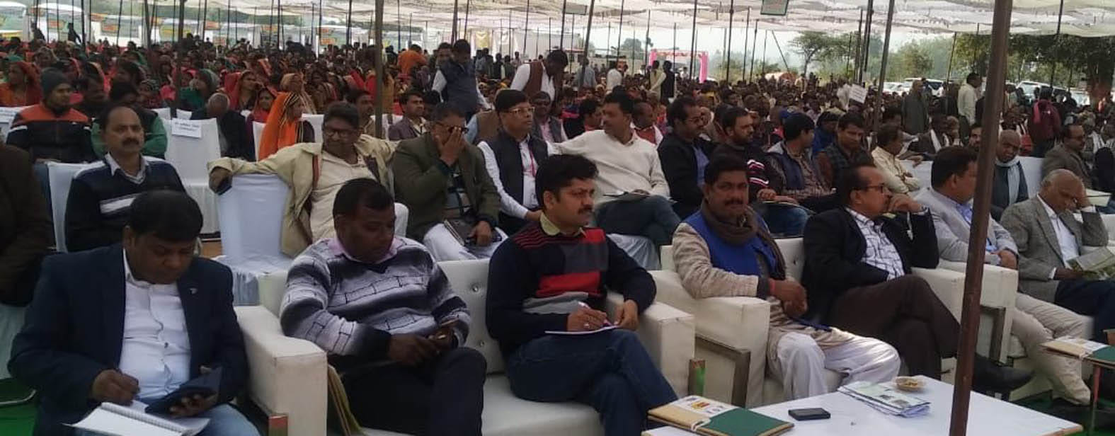 अरहर सम्मेलन में उपस्थित अधिकारी व किसान।