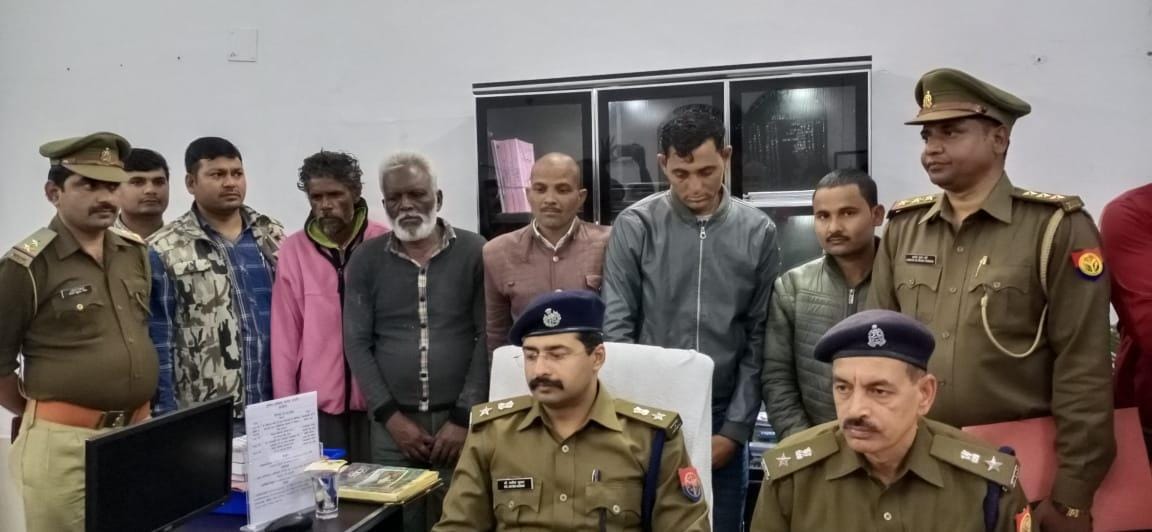 आवास पर अवैध असलहा फैक्टरी का खुलासा करते एसपी सतीश कुमार आवास पर अवैध असलहा फैक्टरी का खुलासा करते एसपी सतीश कुमार