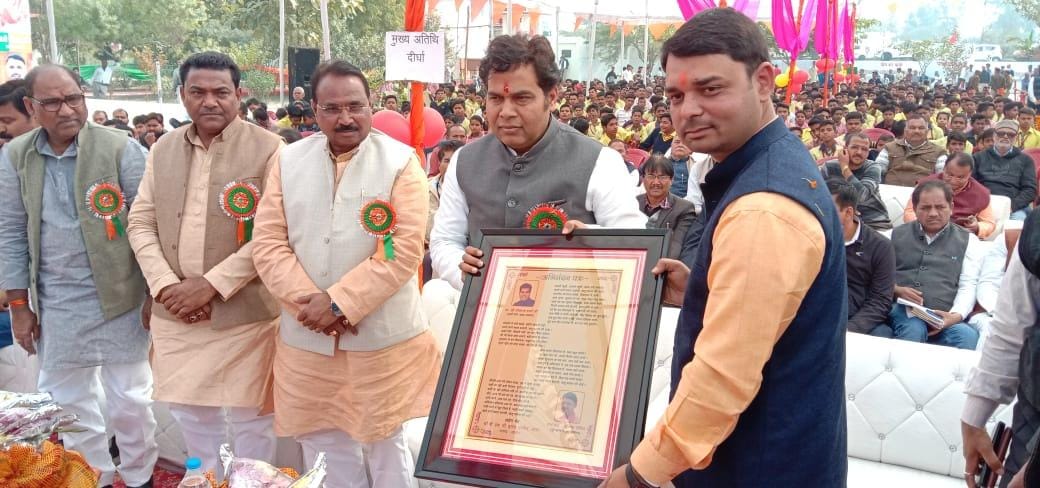 आटा के बीएमटी इंटर कॉलेज में ऊर्जा मंत्री श्रीकांत शर्मा को अभिनंदन पत्र देते प्रबंधक सुदामा दी? आटा के बीएमटी इंटर कॉलेज में ऊर्जा मंत्री श्रीकांत शर्मा को अभिनंदन पत्र देते प्रबंधक सुदामा दी?
