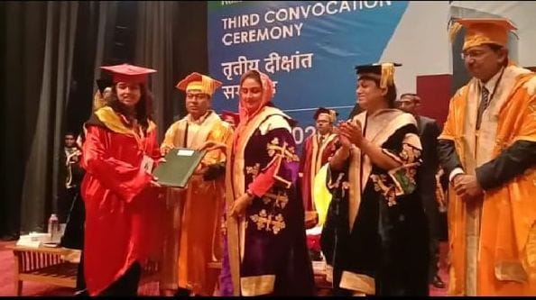 निफ्टम में आयोजित दीक्षांत समारोह में छात्रा को डिग्री देती केंद्रीय मंत्री हरसिमरत कौर। निफ्टम में आयोजित दीक्षांत समारोह में छात्रा को डिग्री देती केंद्रीय मंत्री हरसिमरत कौर।