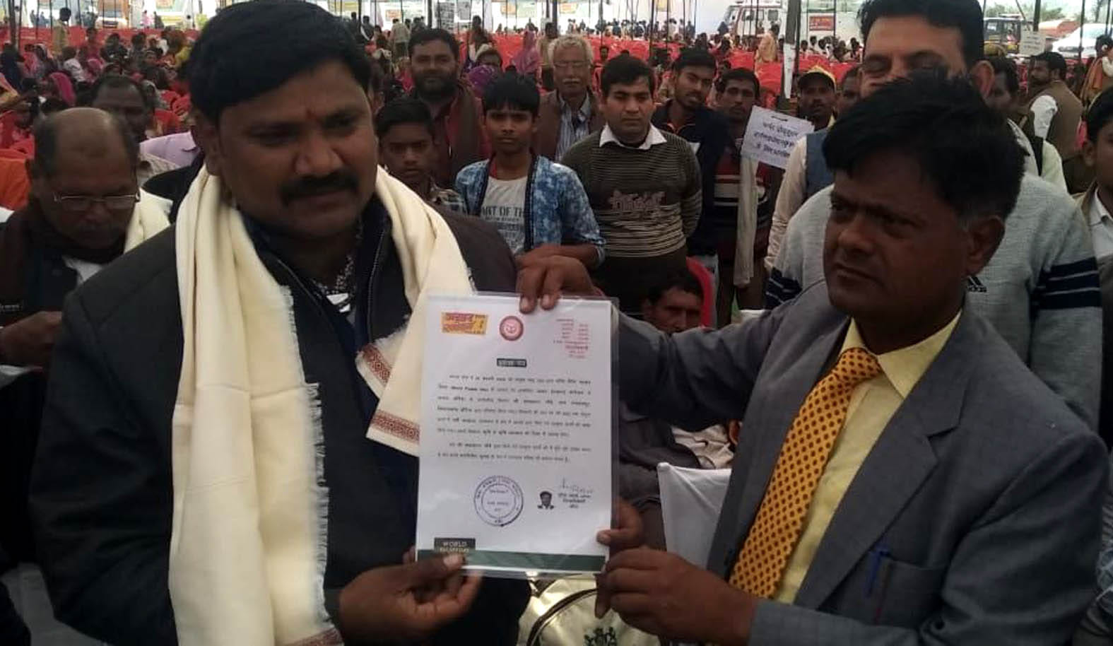 बांदा ः औरैया के किसान राधाकांत चौबे को सम्मेलन में सम्मानित करते डीएम हीरा लाल।