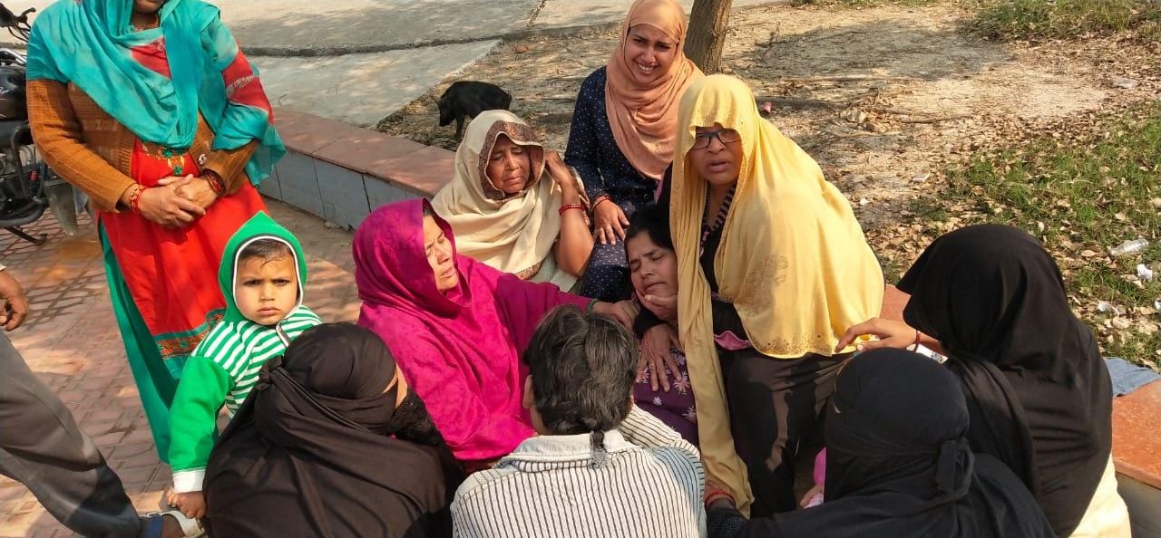 मृतक शहनबाज के रोते बिलखते परिजन मृतक शहनबाज के रोते बिलखते परिजन