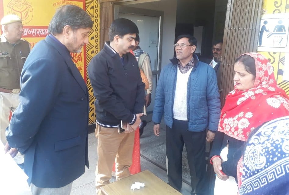 झिँझाना केरटू पीएचसी का निरिक्षण करते डीएम अखिलेश सिंह