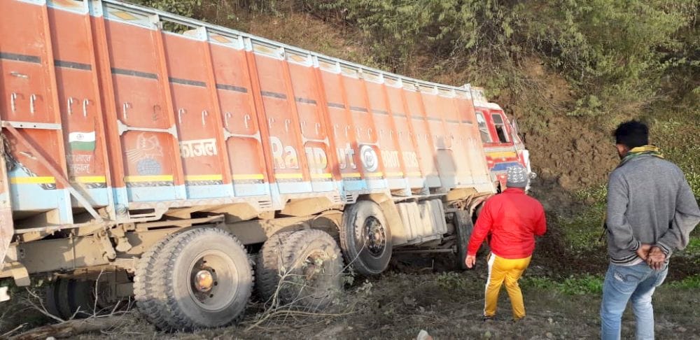 खाई में घुसा ट्रक खाई में घुसा ट्रक