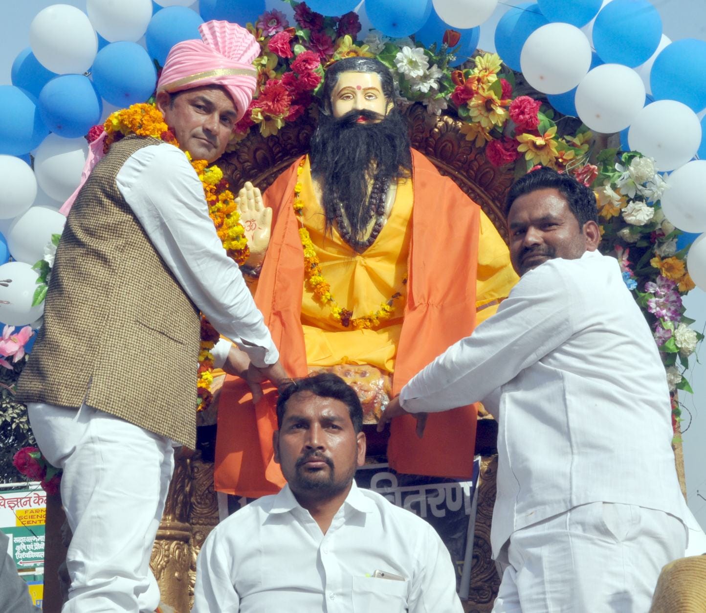 शामली बनत में संत रविदास जयंती पर आयोजित शोभायात्रा के दौरान संत रविदास की मुर्ति पर पुष्पअर्पि? शामली बनत में संत रविदास जयंती पर आयोजित शोभायात्रा के दौरान संत रविदास की मुर्ति पर पुष्पअर्पि?