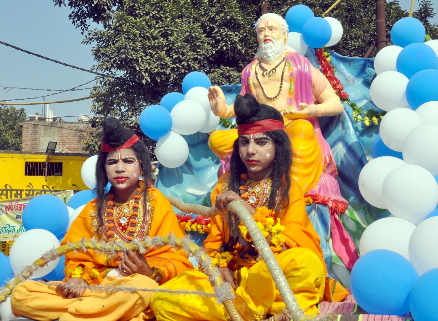 शामली बनत संत रविदास जयंती पर शोभायात्रा में सजी झांकी शामली बनत संत रविदास जयंती पर शोभायात्रा में सजी झांकी