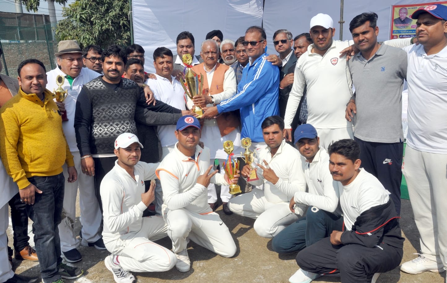 शामली बीएसएम स्कूल में सद्वभावना क्रिकेट मैच में विजई टीम को ट्रॉफी देते व्यापार मंडल के अध्यक? शामली बीएसएम स्कूल में सद्वभावना क्रिकेट मैच में विजई टीम को ट्रॉफी देते व्यापार मंडल के अध्यक?