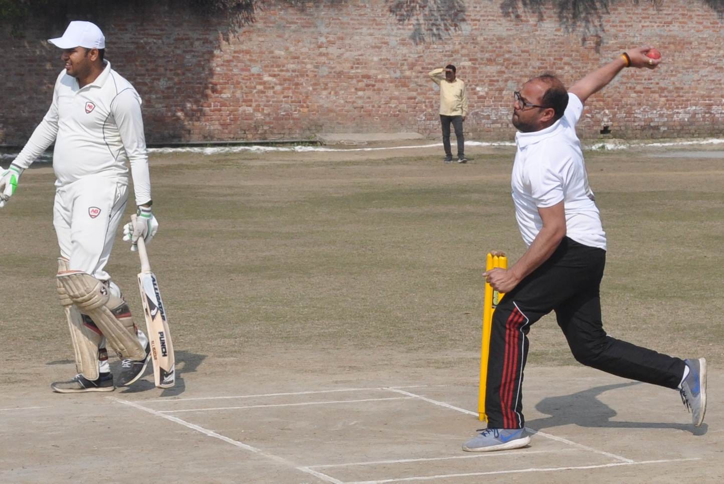 शामली बीएसएम स्कूल में सद्वभावना क्रिकेट मैच खेलते अधिकारी शामली बीएसएम स्कूल में सद्वभावना क्रिकेट मैच खेलते अधिकारी