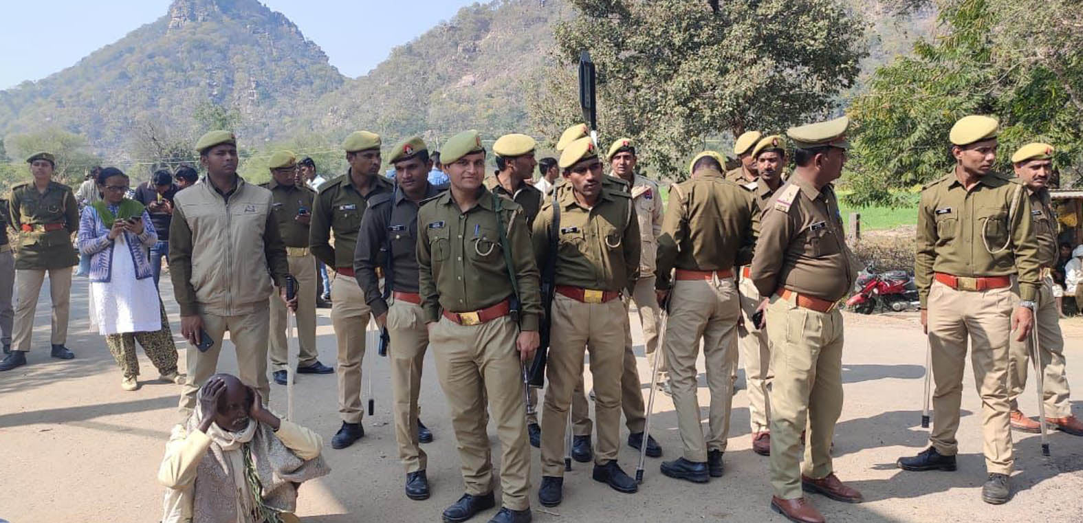 जाम स्थल में तैनात पुलिस बल। जाम स्थल में तैनात पुलिस बल।
