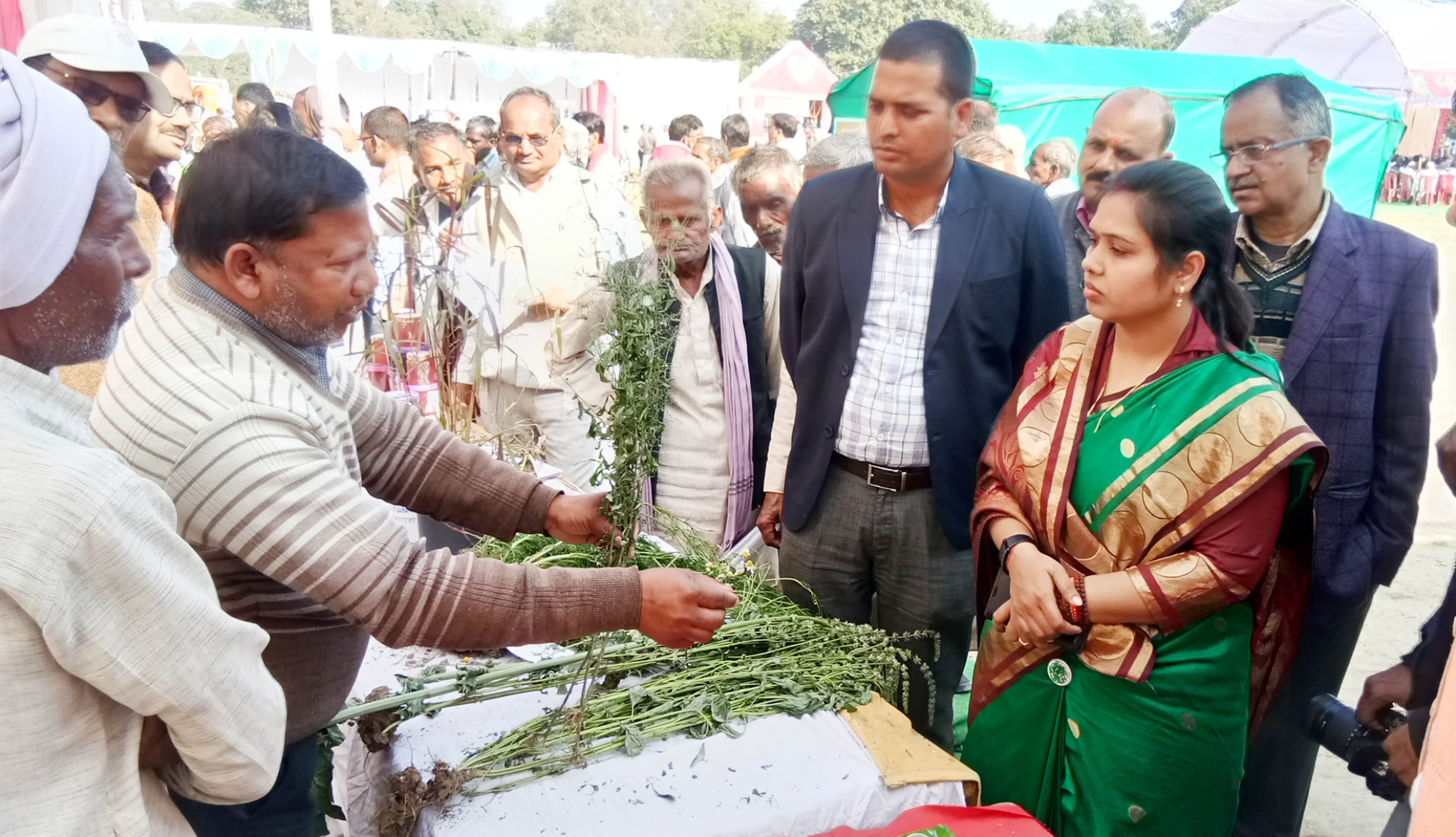 किसान मेले में लगे स्टालों का निरीक्षण करती राठ विधायक मनीषा अनुरागी। किसान मेले में लगे स्टालों का निरीक्षण करती राठ विधायक मनीषा अनुरागी।