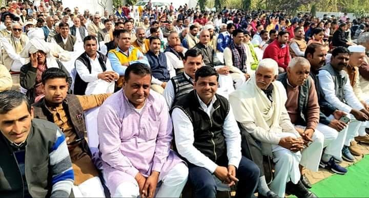 शामली क्षेत्र के गांव टिटौली में सडक का शिलान्यास में भाग लेते ग्रामीण