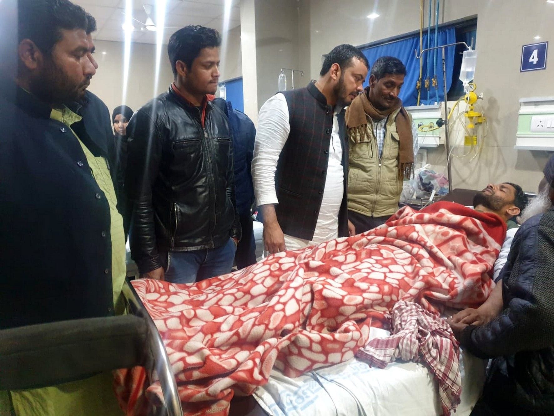 गभाना हादसे में घायलों को देखने पहुचें सपा नेता सलमान साहिद। गभाना हादसे में घायलों को देखने पहुचें सपा नेता सलमान साहिद।