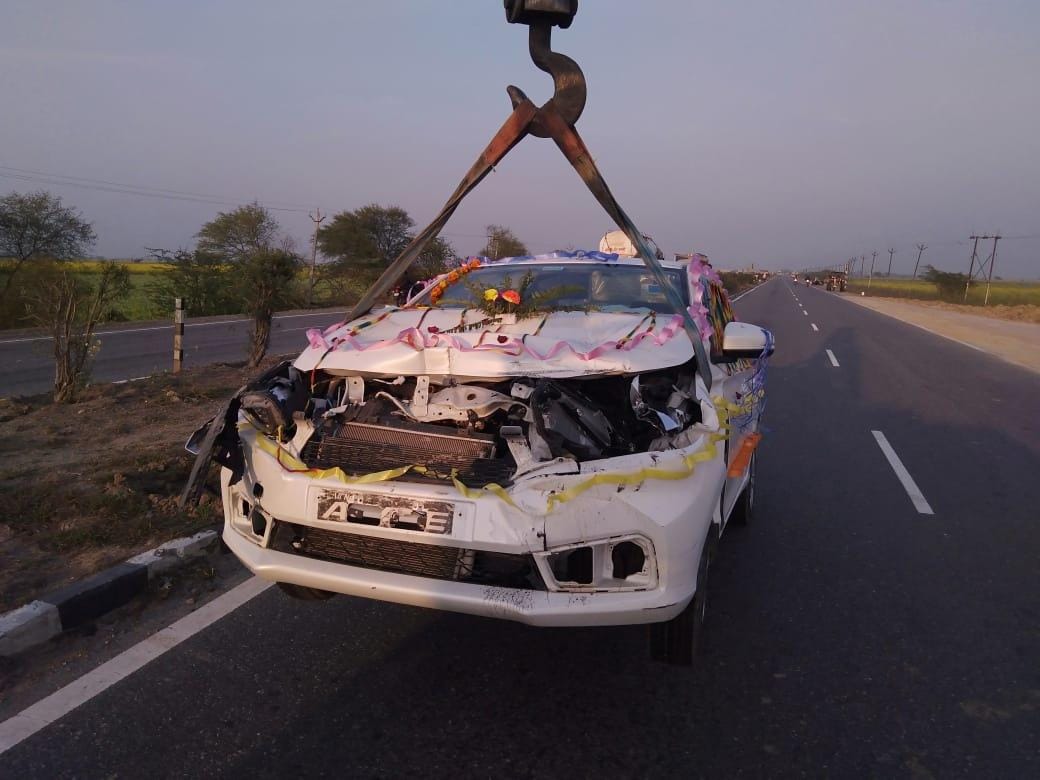 क्षतिग्रस्त गाड़ी को ले जाती क्रेन मशीन क्षतिग्रस्त गाड़ी को ले जाती क्रेन मशीन