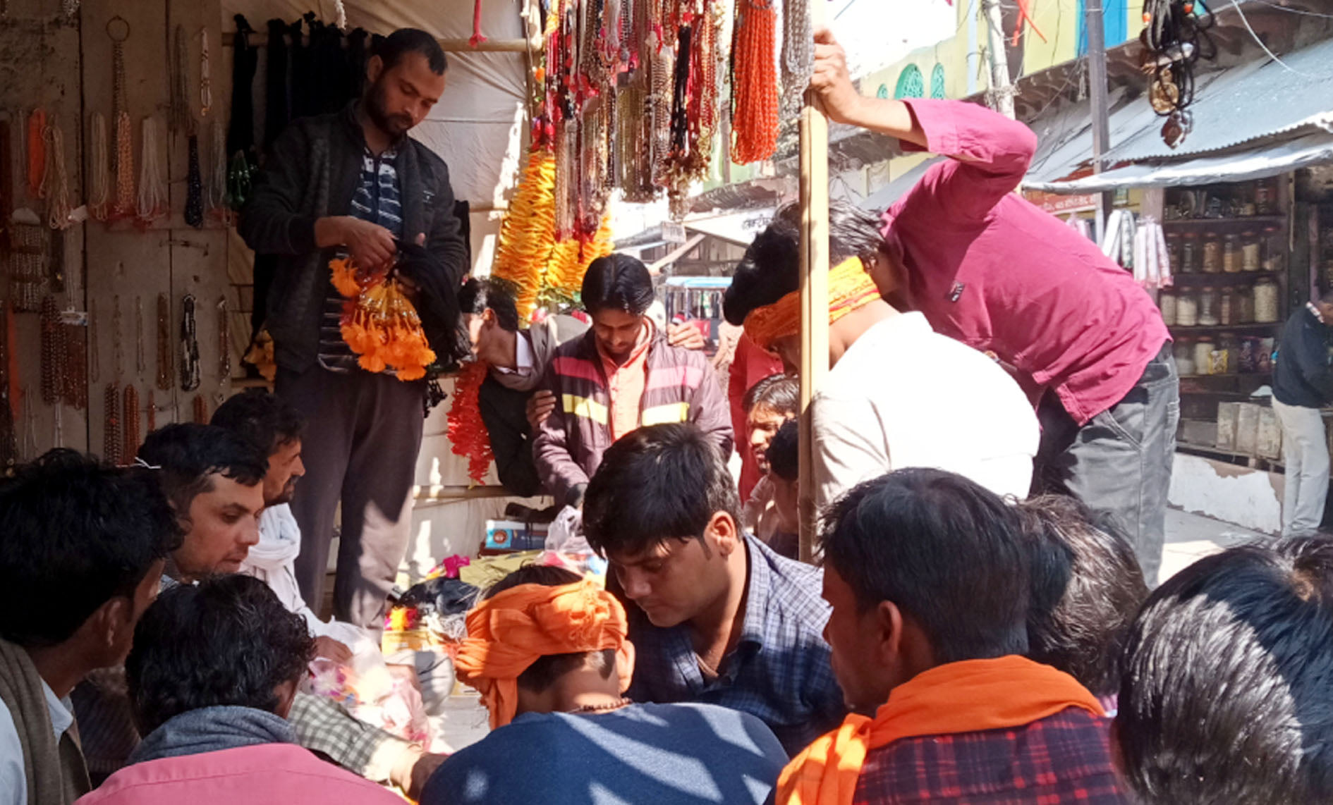 कासगंज सोरों में कांवड़ मेले से खरीदारी करते कांवड़िये कासगंज सोरों में कांवड़ मेले से खरीदारी करते कांवड़िये