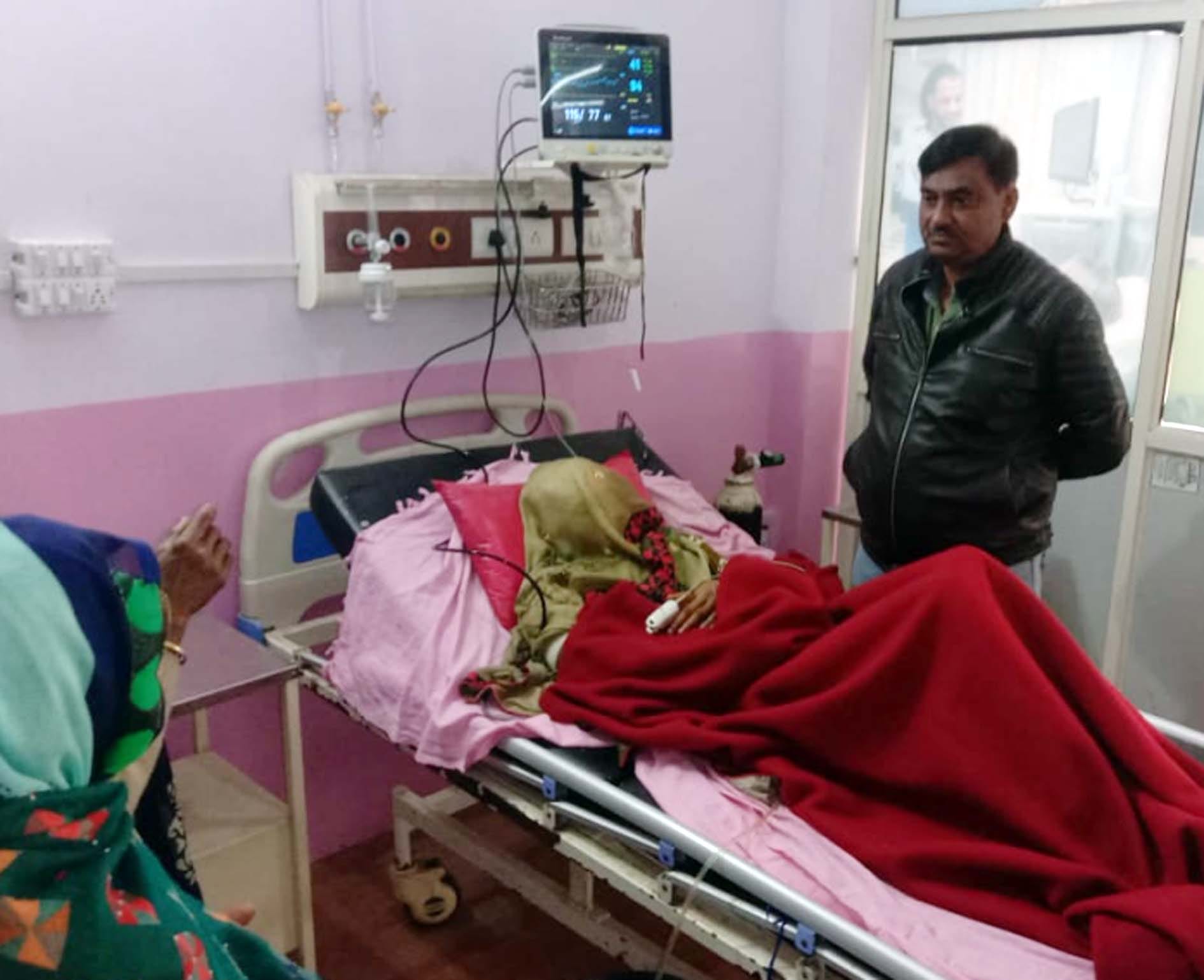 कासगंज में ट्रॉमा सेंटर में मरीज से पूछताछ करते उप मुख्यचिकित्साधिकारी