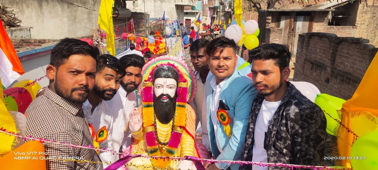 बड़गांव के झबीरण में निकाली गई शोभायात्रा में शामिल झांकी बड़गांव के झबीरण में निकाली गई शोभायात्रा में शामिल झांकी