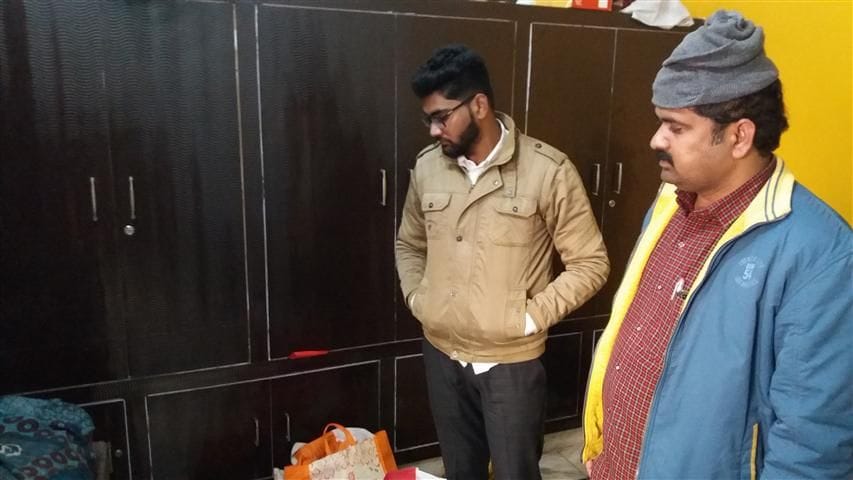 चोरी के बाद घर में बिखरे सामान देखते पीड़ित परिवार के लोग। चोरी के बाद घर में बिखरे सामान देखते पीड़ित परिवार के लोग।