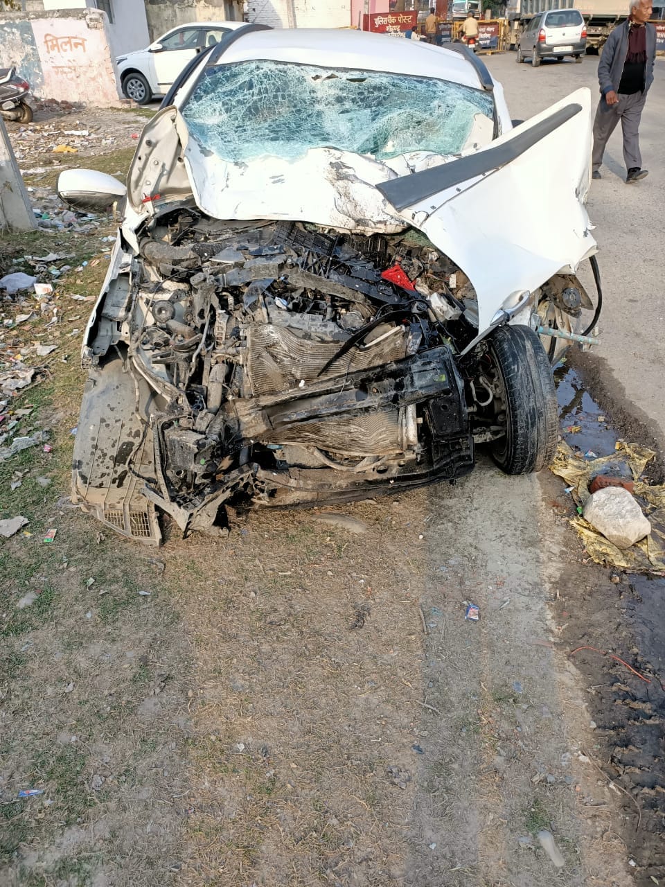 बिहारीगढ़ में हादसे में क्षतिग्रस्त कार बिहारीगढ़ में हादसे में क्षतिग्रस्त कार