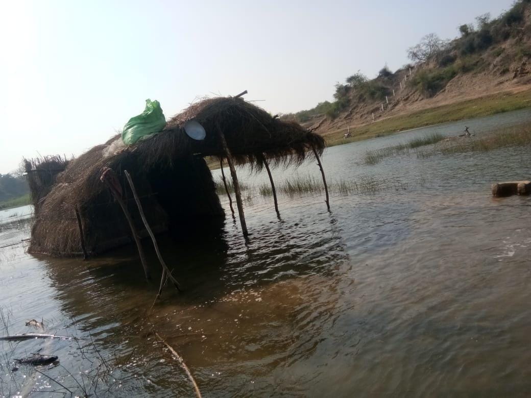 पानी बढ़ जाने से किसानों की मड़ैया मे घुसा पानी पानी बढ़ जाने से किसानों की मड़ैया मे घुसा पानी