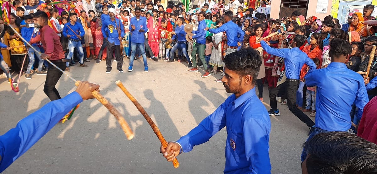 नागल में संत रविदास जयंती पर शोभायात्रा में करतब दिखाते युवक