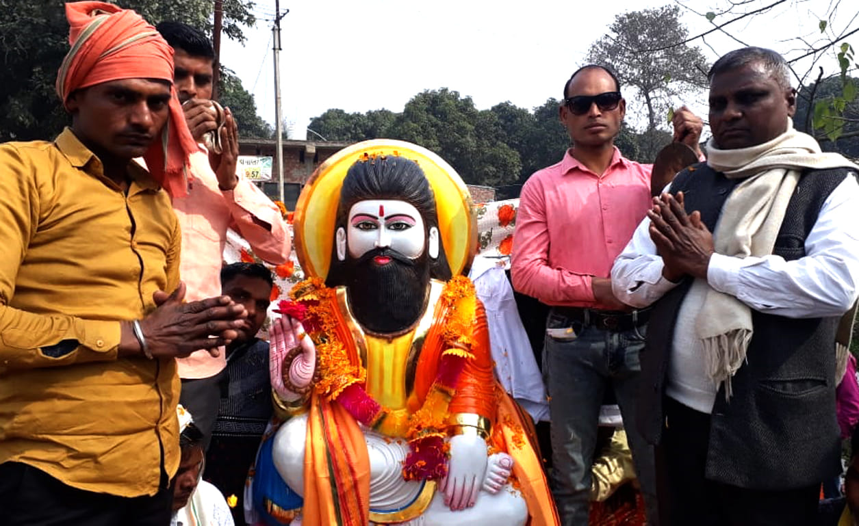 चिलकाना के गांव मरोडगढ़ में संत रविदास जी की प्रतिमा को ले जाते श्रद्धालु।