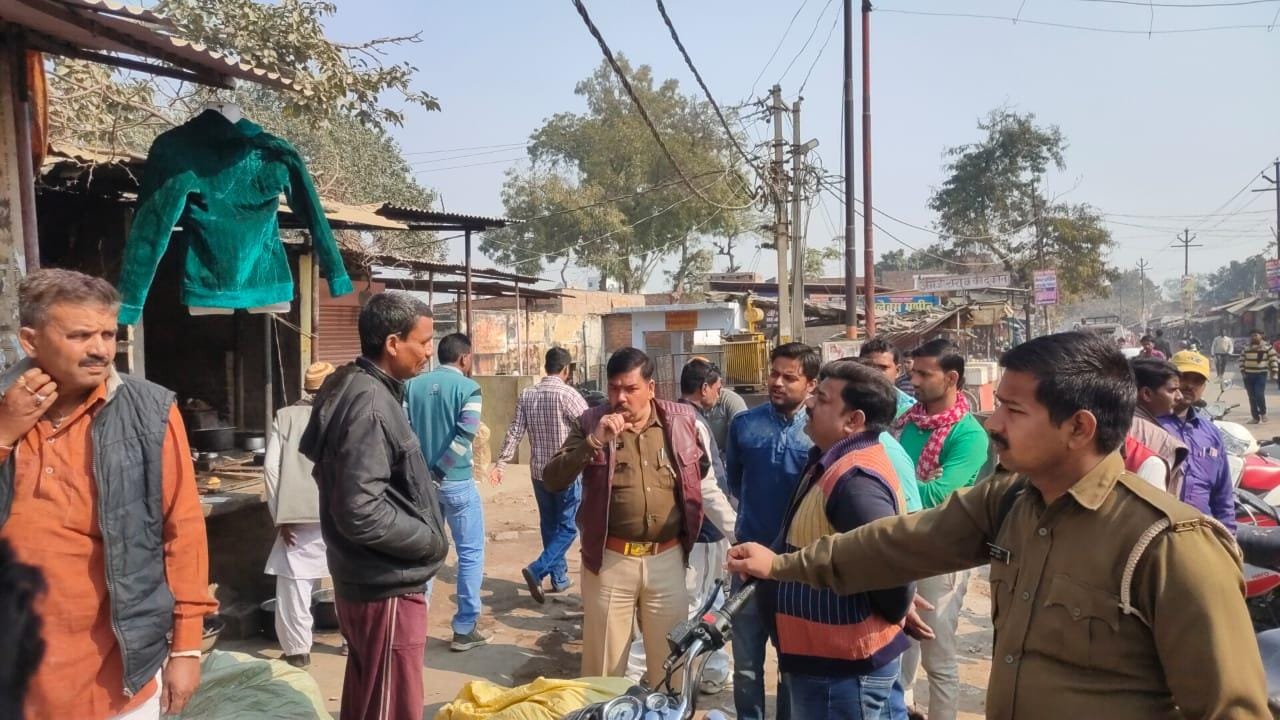 चोरी की जानकारी लेती पुलिस चोरी की जानकारी लेती पुलिस