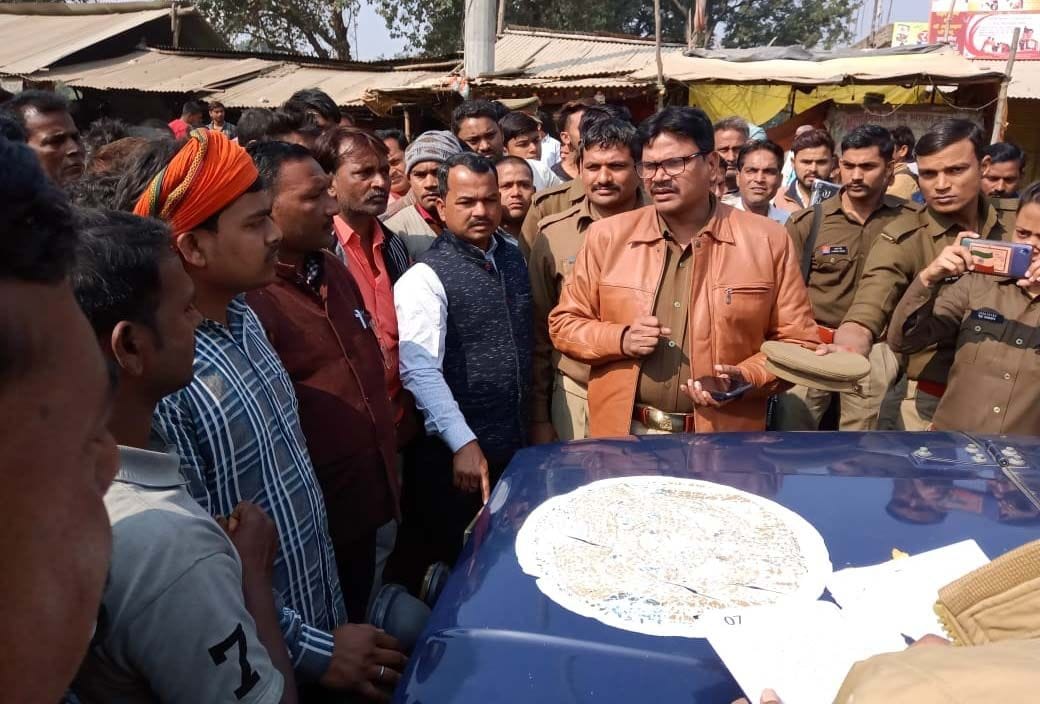.पट्टी कोतवाली के उड़ैयाडीह बाजार में दबंगों द्वारा व्यापारी की पिटाई के बाद पहुंची पुलिस।