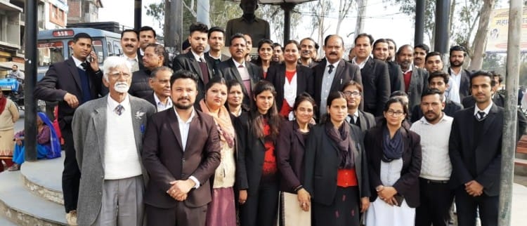 इंद्रपाल चौक नादौन में अपनी मांगों को लेकर प्रदर्शन करते अधिवक्ता।