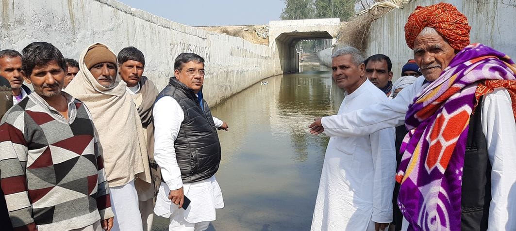 अंडरपास में भरा पानी दिखाते विधायक सुभाष गांगोली और किसान। अंडरपास में भरा पानी दिखाते विधायक सुभाष गांगोली और किसान।