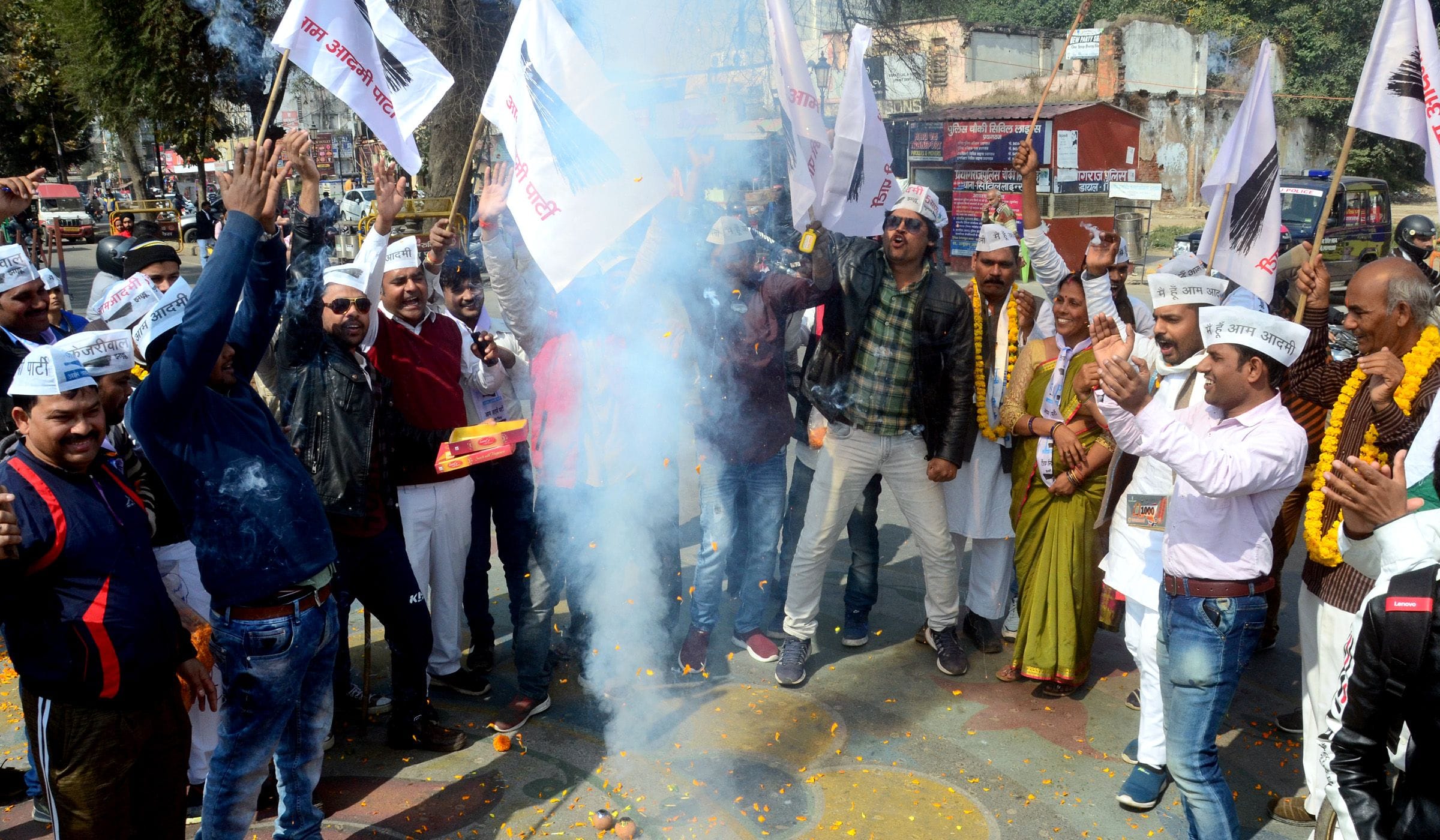 AAP workers celebrate celebrations in Delhi elections AAP workers celebrate celebrations in Delhi elections