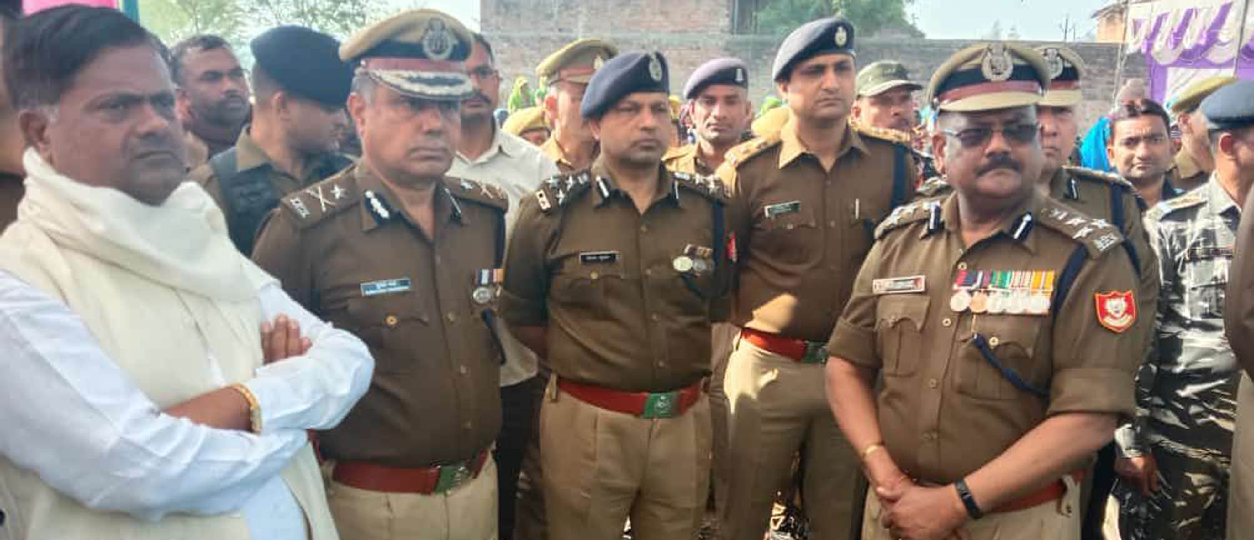 बांदा ः लामा गांव में शहीद विकास कुमार की अंत्येष्टि में पहुंचे डीआईजी दीपक कुमार, डीएम हीरालाल, ? बांदा ः लामा गांव में शहीद विकास कुमार की अंत्येष्टि में पहुंचे डीआईजी दीपक कुमार, डीएम हीरालाल, ?